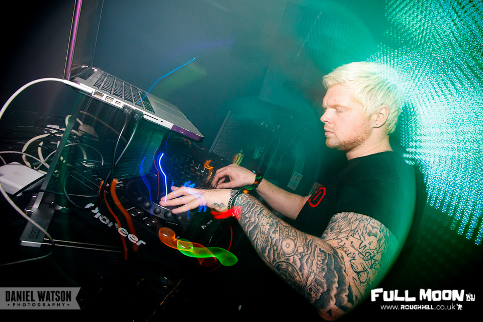 IMAGE: http://payload40.cargocollective.com/1/3/110609/3115181/29-03-2012-5_960.jpg